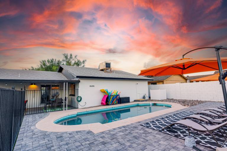 Splash Pool Home Sleeps Up to 12 Fun