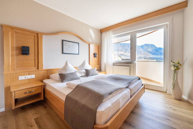 Dedicated room with garden, pool & terrace | River view in Marlengo