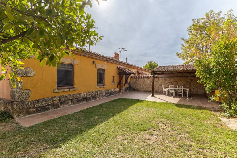 House with garden, BBQ & fast internet | Garden view — photo 2