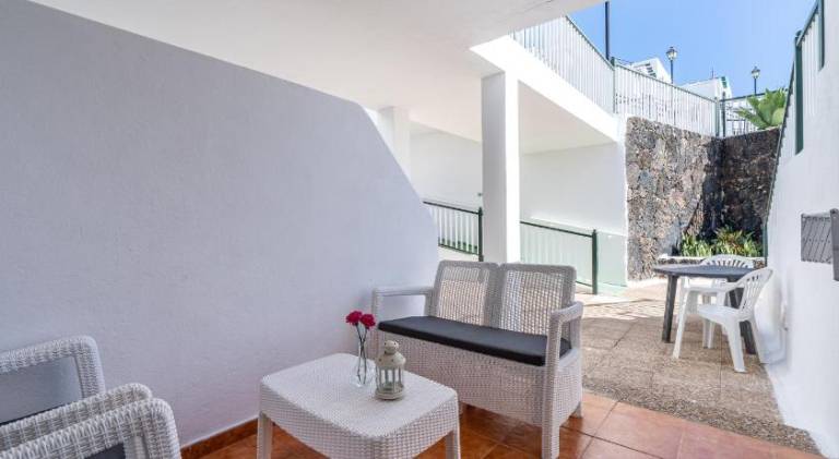Apartment with pool — photo 5