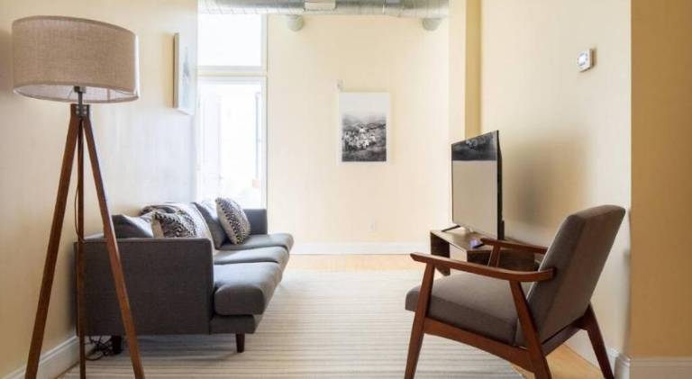 Large Ceilings Centrally Located 4bed 2bath — photo 3