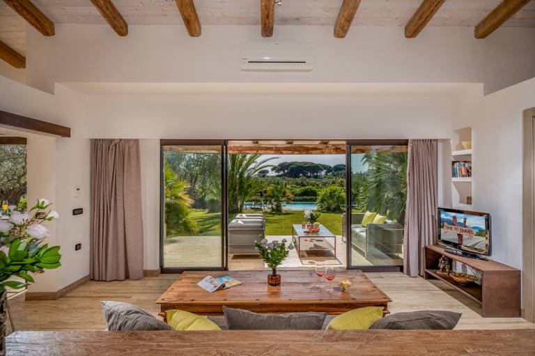 Family-friendly villa with yard, private pool & barbeque | Pool view | Dogs allowed — photo 4