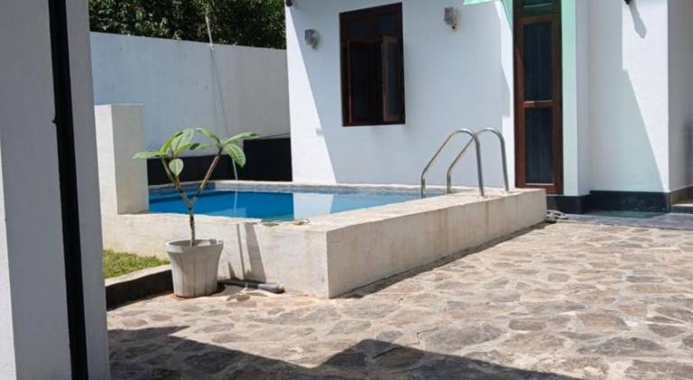 Villa with pool, patio & garden — photo 5