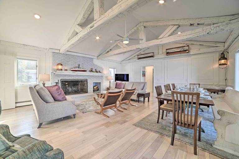 Suttons Bay, MI Vacation Rentals from 142 Hometogo