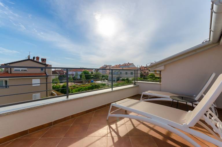 Holiday apartment with patio | Garden view — photo 3