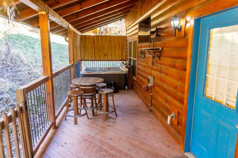 1 Mi to Parkway! Hot Tub Hideaway in Pigeon Forge — photo 2
