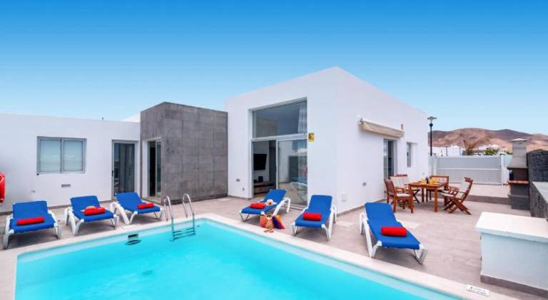 Villa with pool in Yaiza