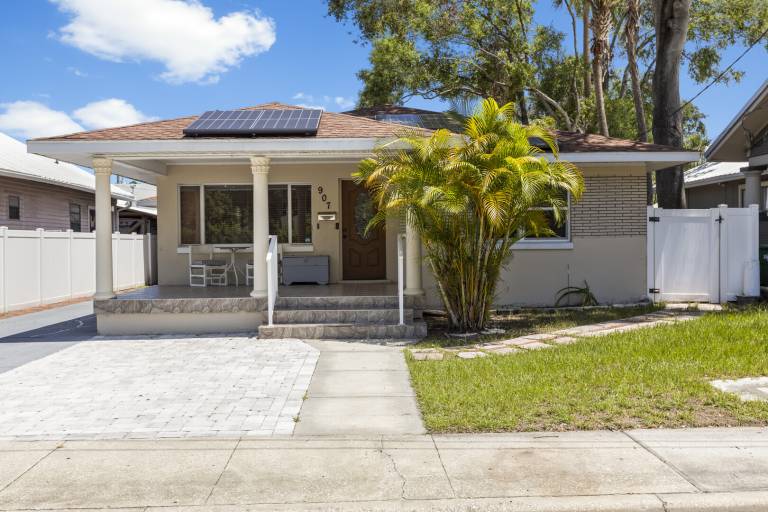 House with garden in Tampa, FL