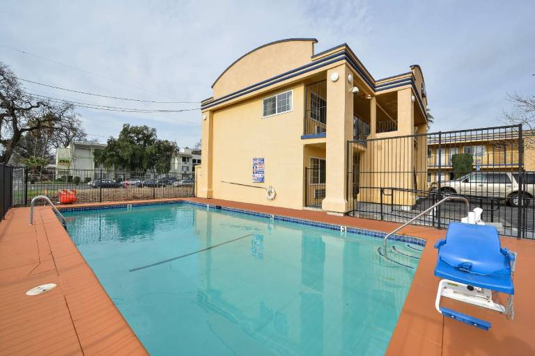 Americas Best Value Inn Chico — photo 5