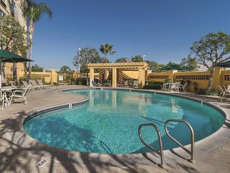 La Quinta Inn & Suites by Wyndham Ontario Airport — photo 2