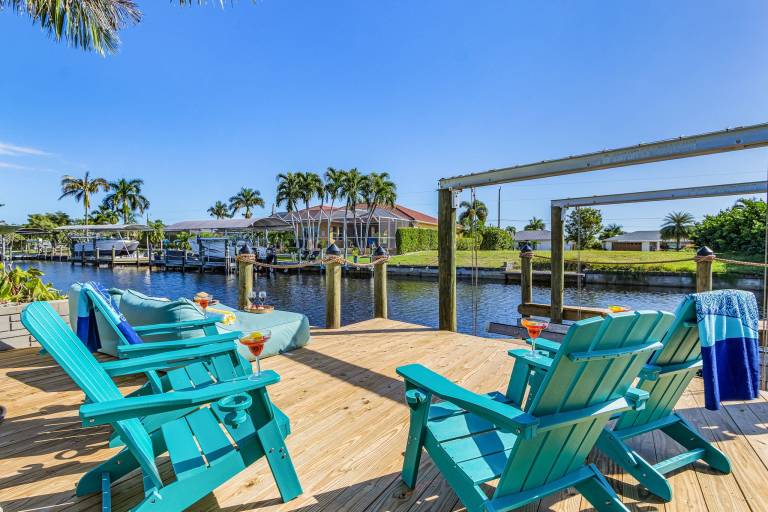 Family-oriented house with grill & private pool | Water view | Pets are welcome — photo 4