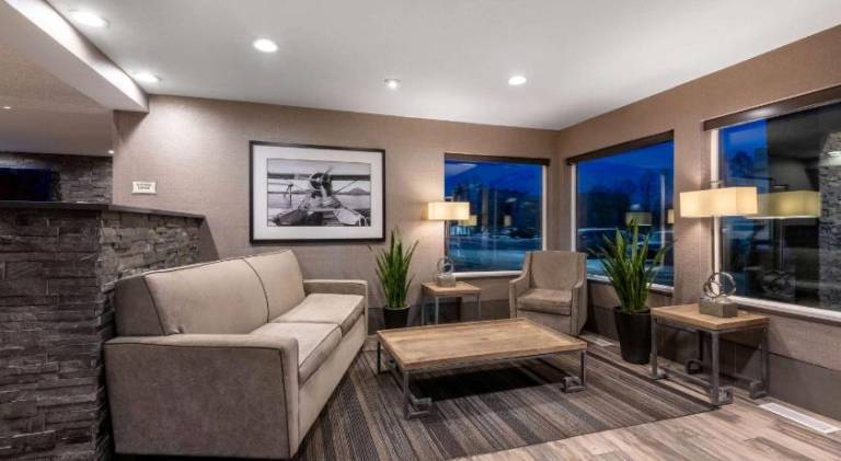 La Quinta Inn & Suites by Wyndham Anchorage Airport — photo 2