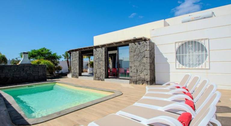 Villa with private pool, barbeque & patio | Suitable for remote work in Yaiza
