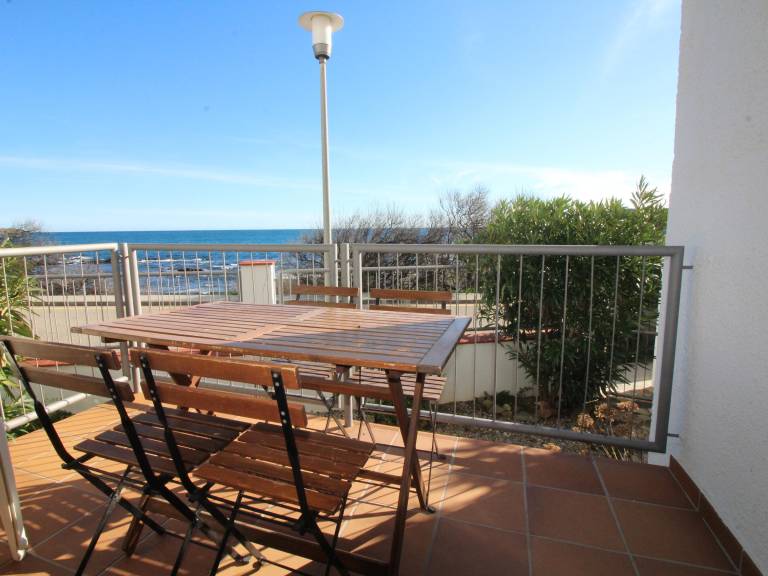 Rental apartment with 2 rooms for 6 persons in Llanca