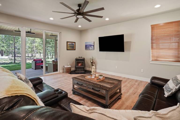 110 Crane - Spectacular River Front Access, Hot Tub, Ping Pong, South of Sunriver Resort — photo 5