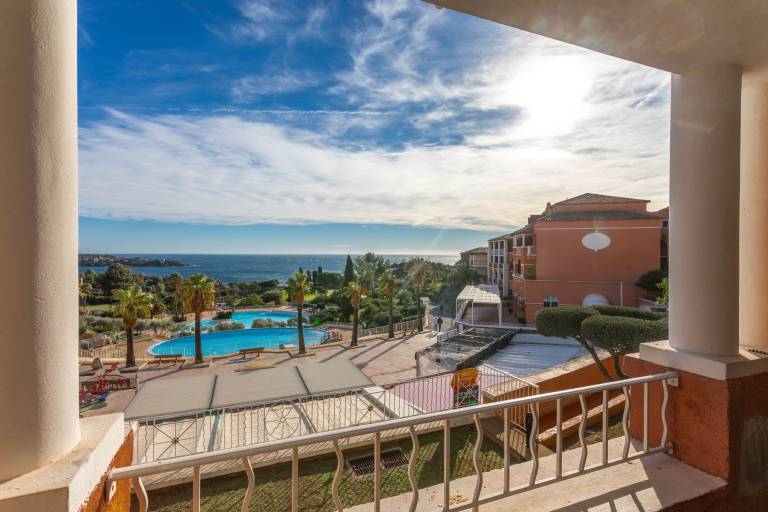 Rental apartment with pool & patio | Garden view in Saint-Raphaël