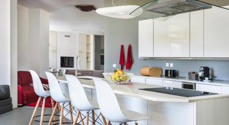 Fully equipped lovely villa with BBQ, private pool & hot tub | Perfect for remote work | Pet-friendly — photo 2