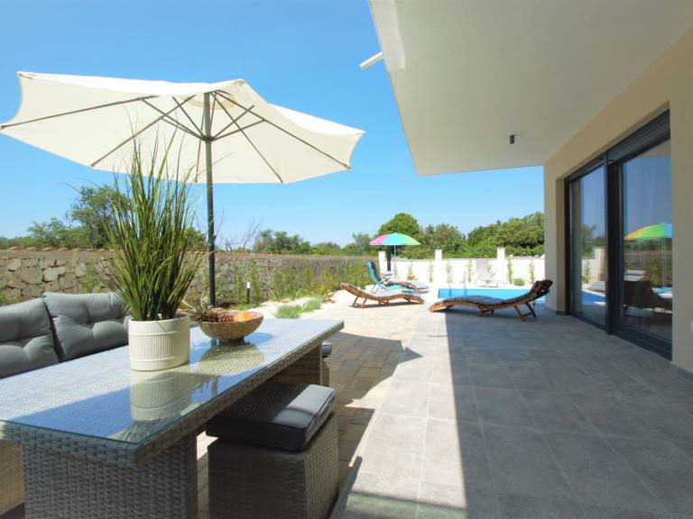 House with patio, private pool & garden — photo 2