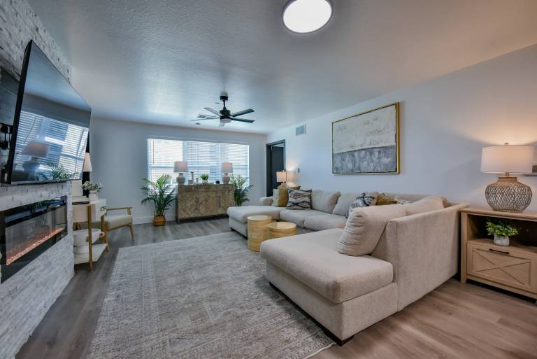 Condo with barbeque & pool — photo 4