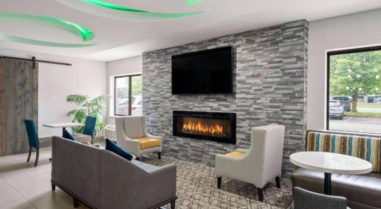 La Quinta Inn by Wyndham Indianapolis Airport Executive Dr — photo 2