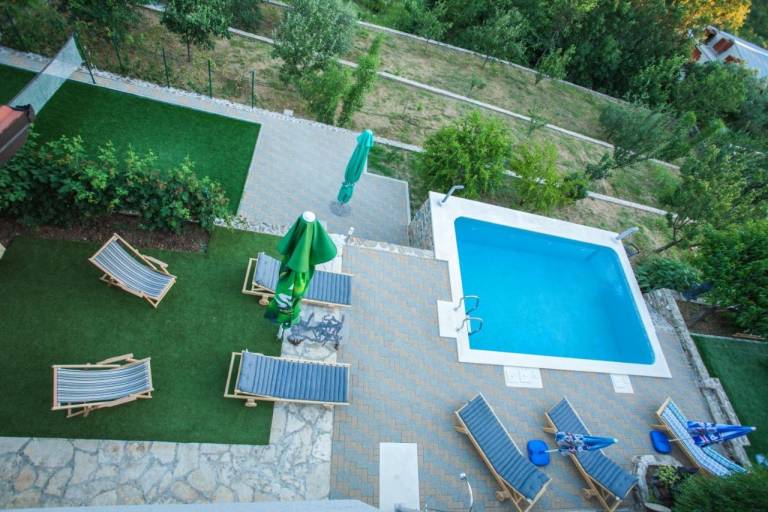Fully equipped house with grill, yard & private pool | Pet-friendly — photo 2