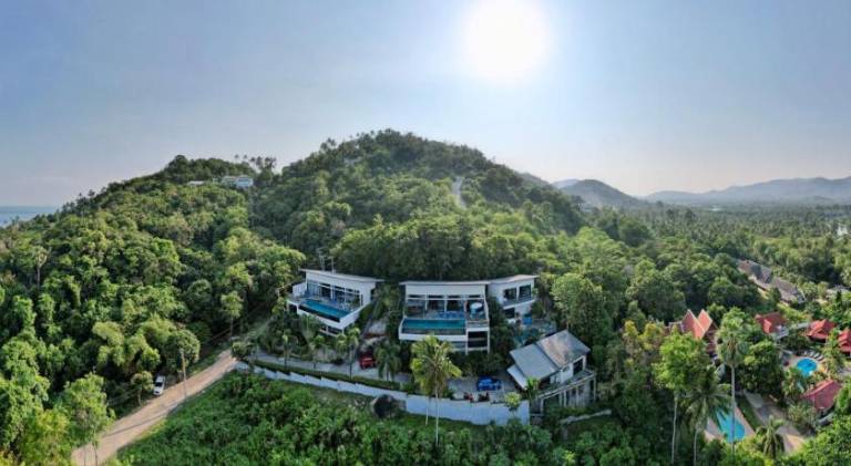 Villa with pool — photo 4
