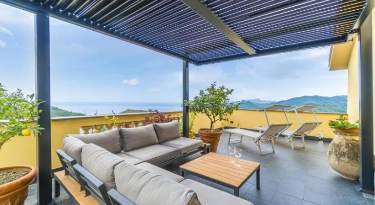 Apartment with patio, barbeque & yard in Chiavari