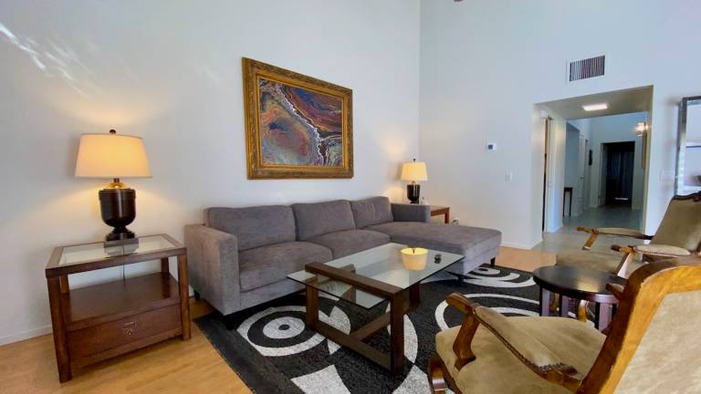 Child-friendly condo with jacuzzi, heated pool & barbecue | Mountain view | Pets are welcome — photo 3