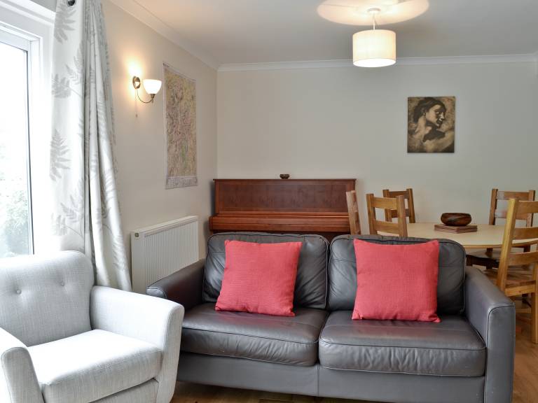 Cottage with garden — photo 4