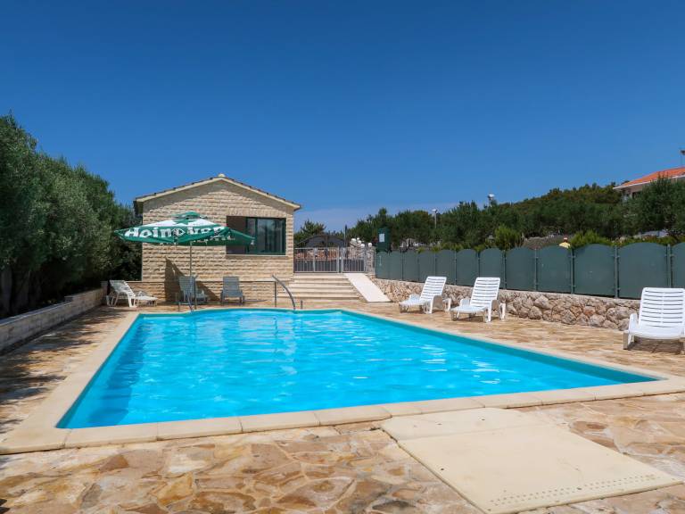 Vacation home with garden, pool & patio — photo 4