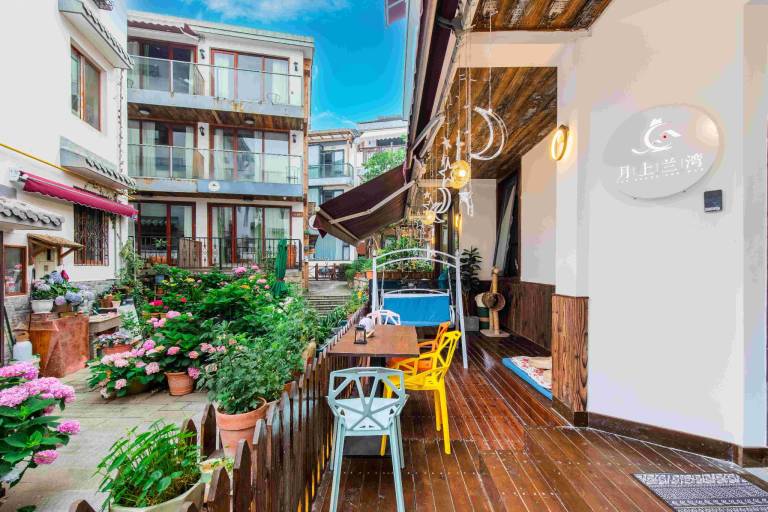 House with jacuzzi, BBQ & garden | Water view | Perfect for remote work in Hangzhou