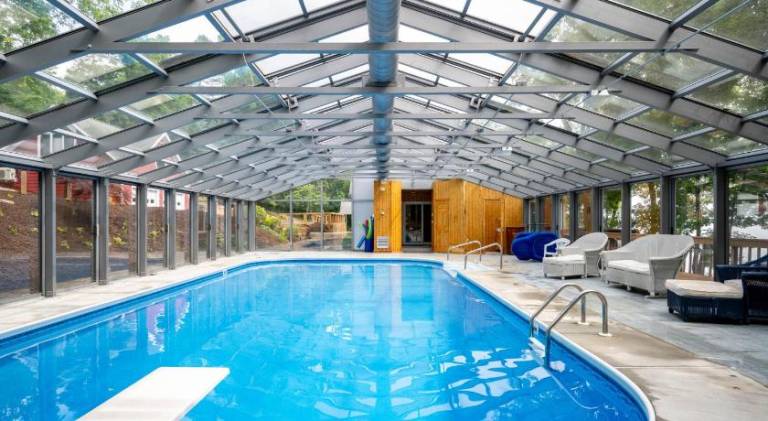 House with pool — photo 3
