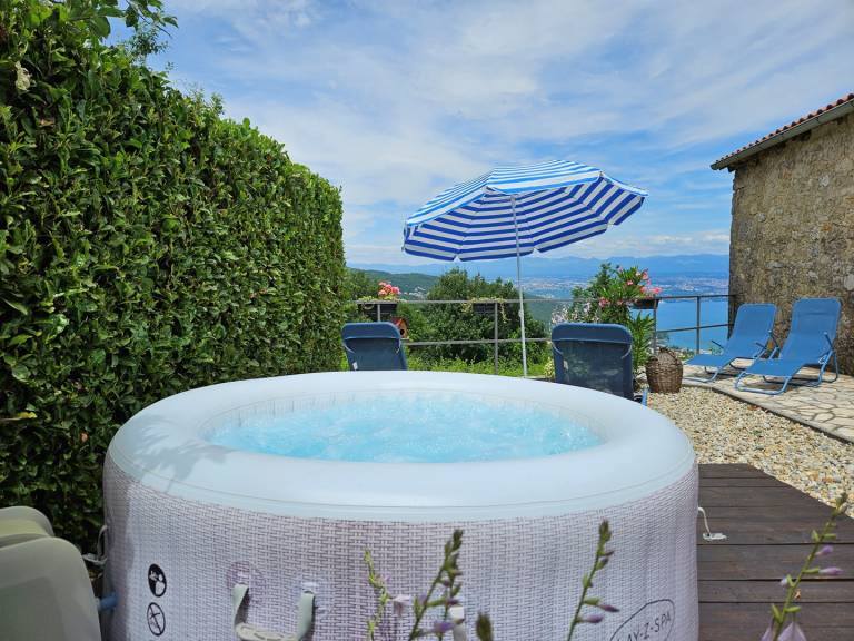 Vacation home with grill, garden & hot tub | Sea view — photo 2