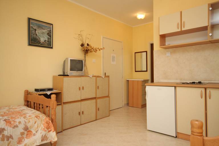 Charming apartment with patio, hot tub & grill | Pets allowed — photo 4