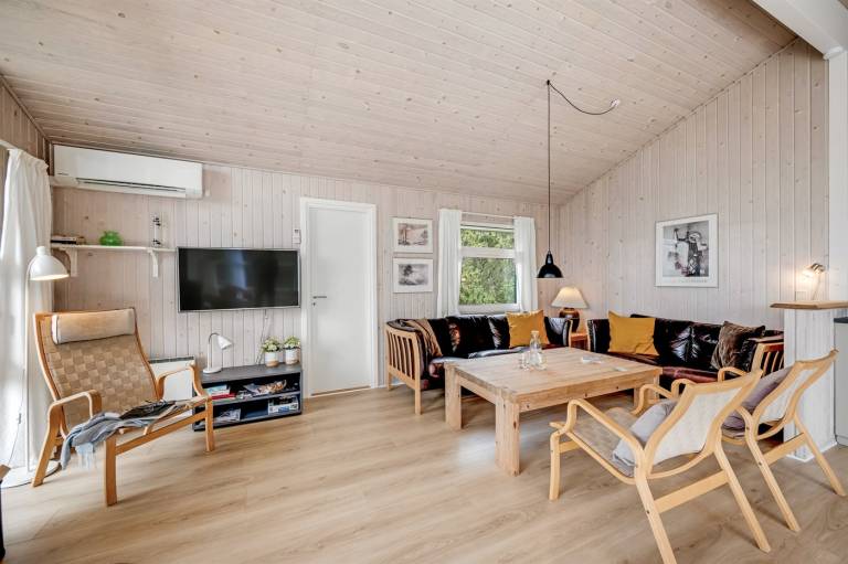 Vacation home with sauna, hot tub & terrace — photo 5