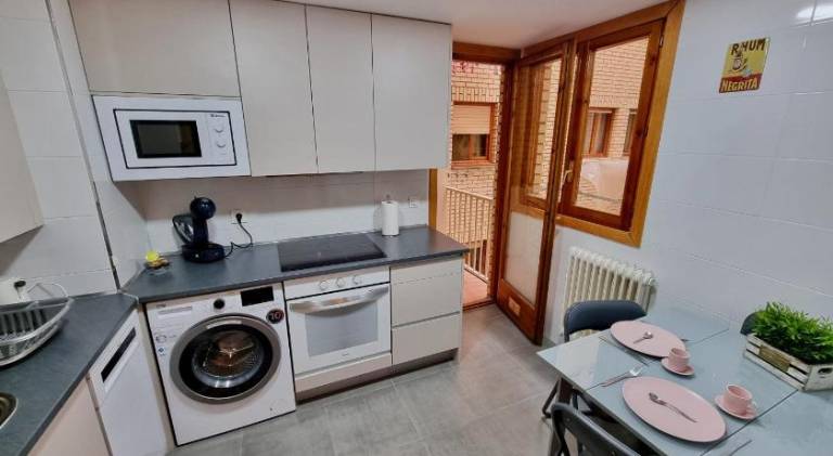 Holiday apartment | Close to Cathedral-Basilica of Our Lady of the Pillar | Pets are welcome — photo 3
