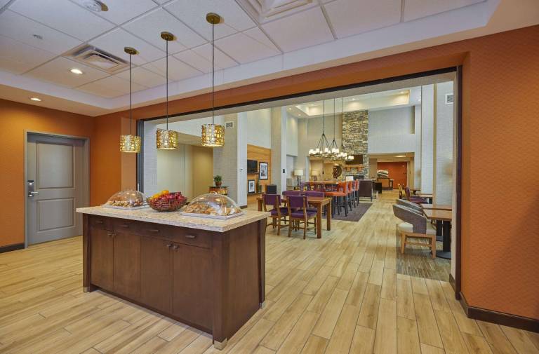 Hampton Inn & Suites Roseburg — photo 4