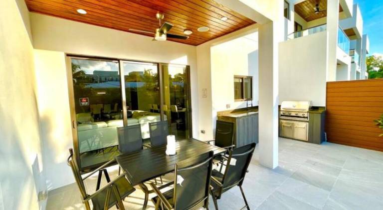 Vacation home with pool — photo 5