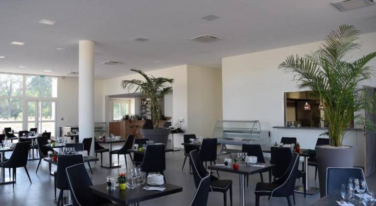 Serviced apartment with garden & patio — photo 2