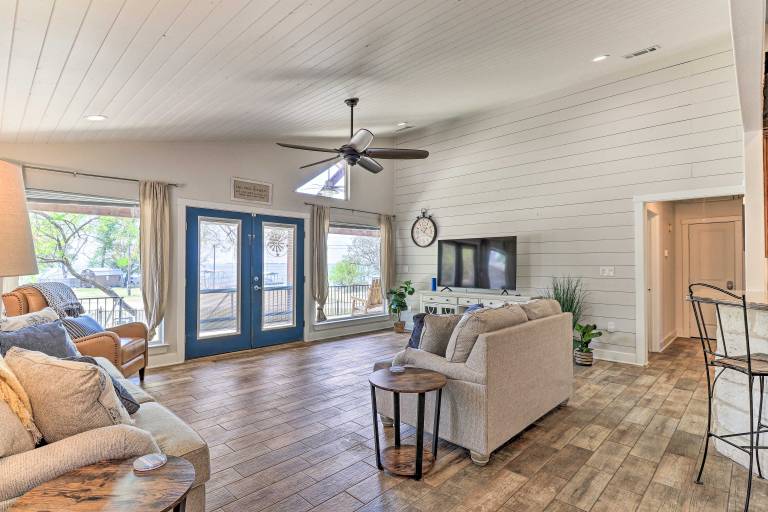 Charming Burnet Cottage w/ Lake View + Porch! — photo 3