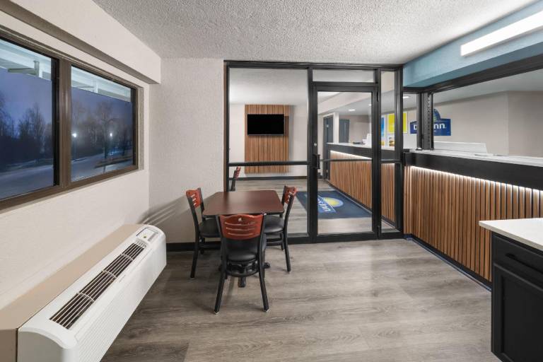 Days Inn by Wyndham Kansas City Northeast — photo 2
