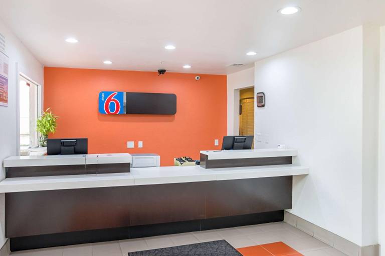Motel 6 Grand Prairie, TX - Near Six Flags Drive — photo 3