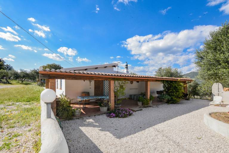 Villa  Oliena