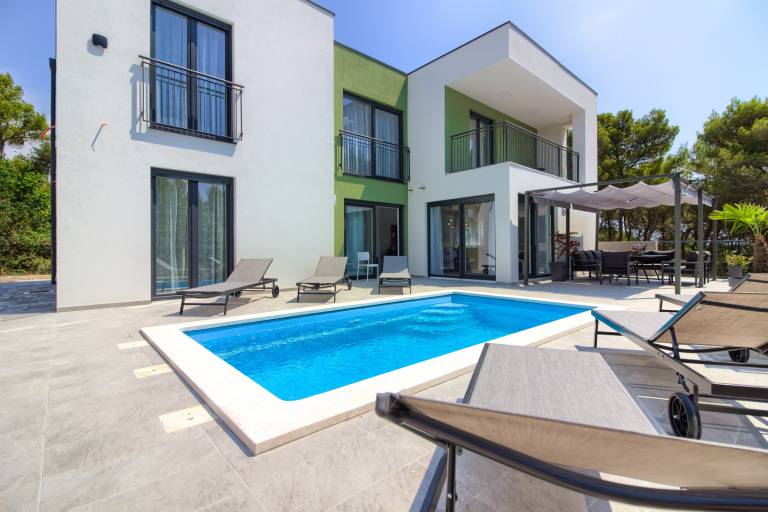 Villa with patio & pool — photo 3
