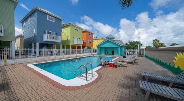 House with pool — photo 5