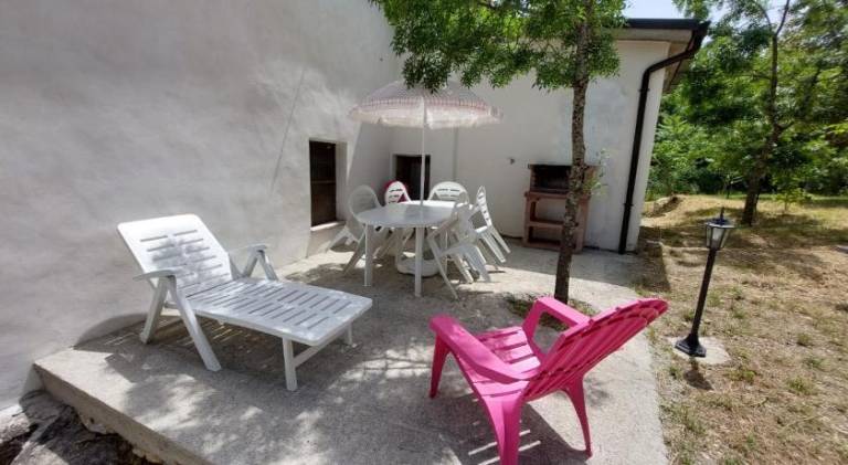 Rental apartment with grill, terrace & garden — photo 4
