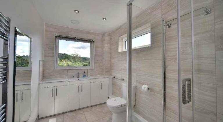 House with jacuzzi — photo 3