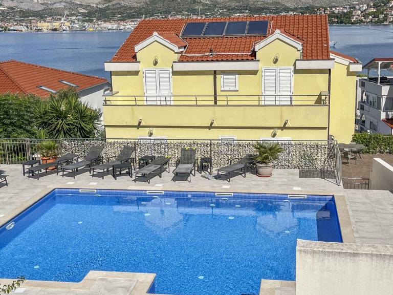Holiday apartment 150 m from the beach with sea view in Trogir