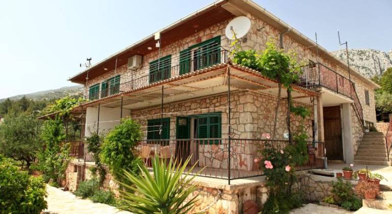 Apartment with garden, BBQ & terrace in Jelsa