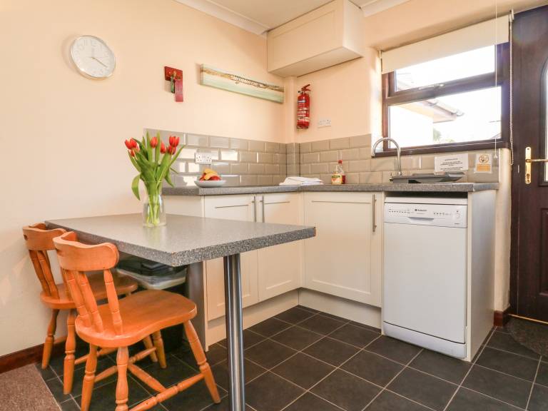 Fully equipped charming cottage with terrace, pool & yard | Pets are welcome — photo 4